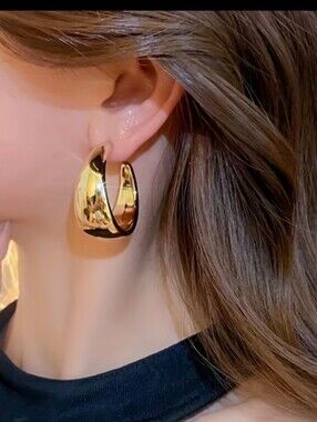 NEW! Minimalist Gold Chunky Graduated Half Hoop Post Earrings -Women's Jewelry